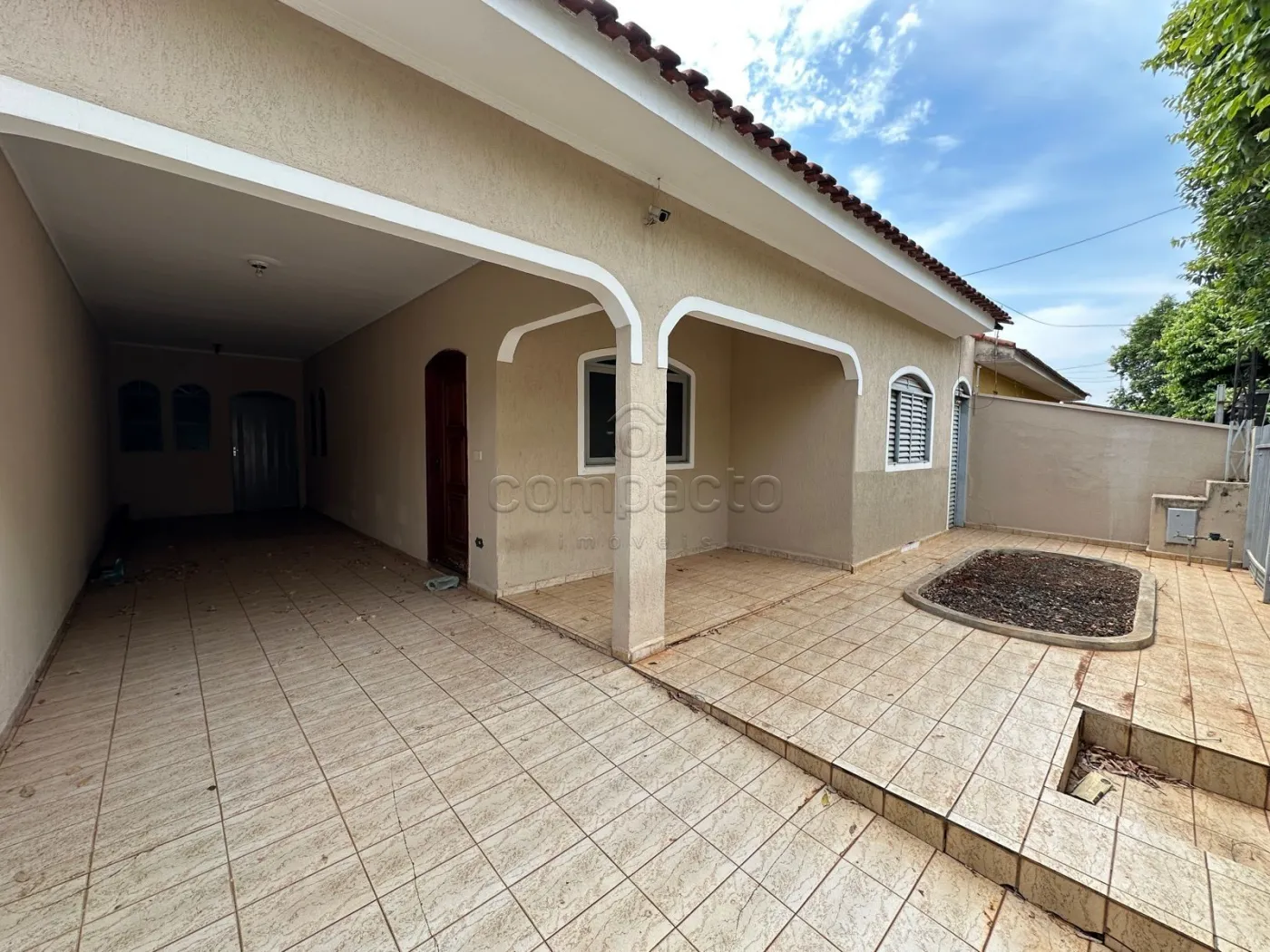 Alugar Casa / Padrão em São José do Rio Preto R$ 1.350,00 - Foto 1