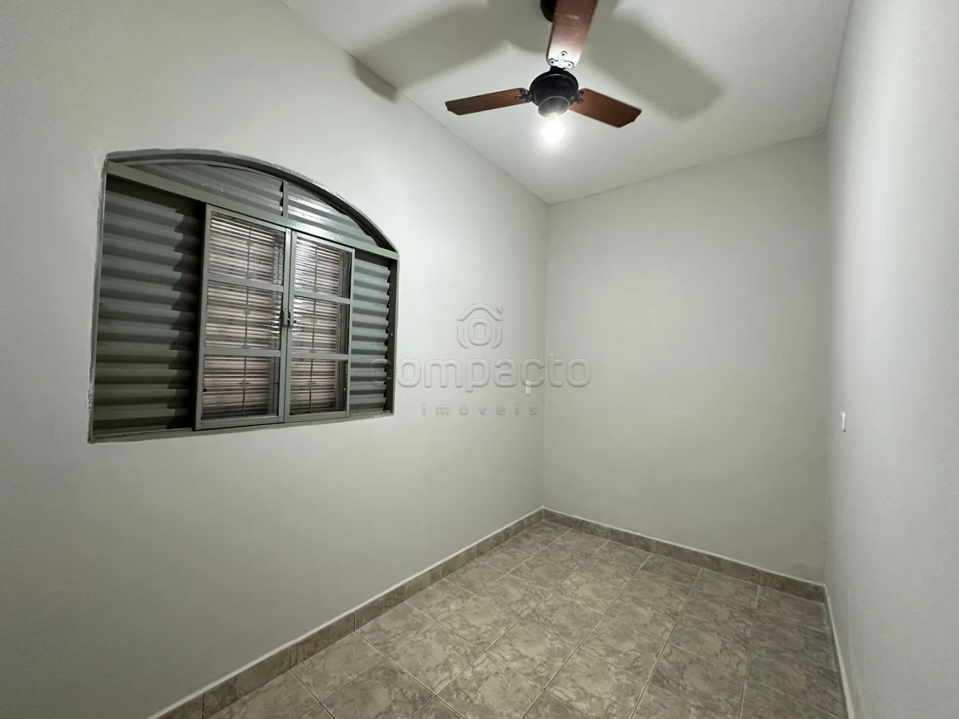 Alugar Casa / Padrão em São José do Rio Preto R$ 1.350,00 - Foto 4