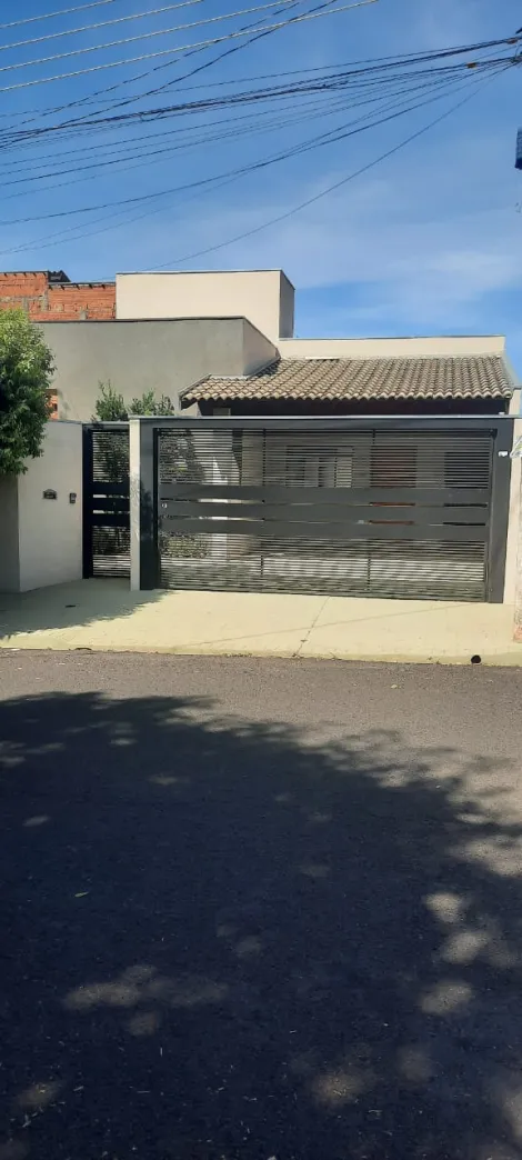 Alugar Casa / Padrão em Mirassol. apenas R$ 1.600,00